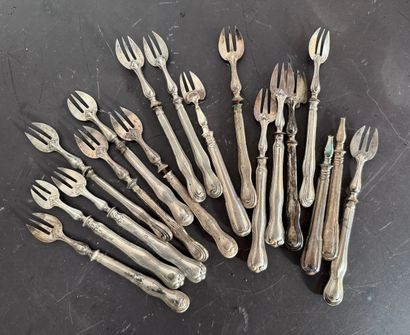 SILVER. Set of 16 silver oyster forks. N°26016-66.
Circa...