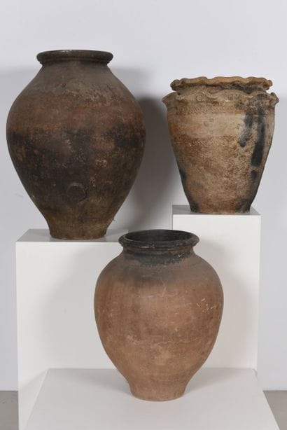 Large vases or 3 ovoid earthenware pots.
Dimensions:...