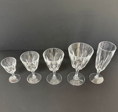 Set of stemmed glasses including :
7 Flutes...