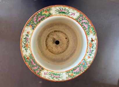 CHINA. Planter or pot cover. Inv 26016-19.
Porcelain...