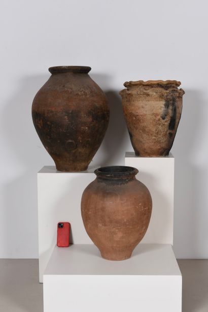 Large vases or 3 ovoid earthenware pots.
Dimensions:...