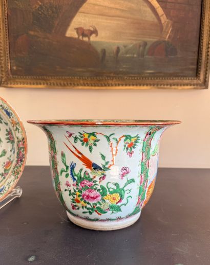 CHINA. Planter or pot cover. Inv 26016-19.
Porcelain...