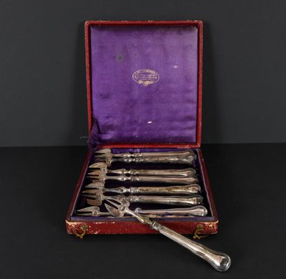 SILVER. Set of 8 silver oyster forks. N°26016-65.
In...