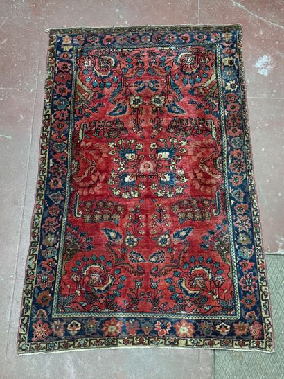 Persian Sarouk ? Flower motifs.
Handmade,...