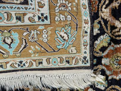 Carpets. Iran - Persia. Inv 39 CL 26007....