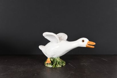 QUIMPER. N° Inv: 24004-22.
Goose in faënce.
Size:...