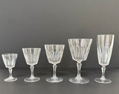 Set of stemmed glasses including :
7 Flutes...