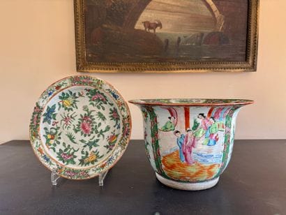 CHINA. Planter or pot cover. Inv 26016-19.
Porcelain...