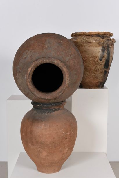 Large vases or 3 ovoid earthenware pots.
Dimensions:...