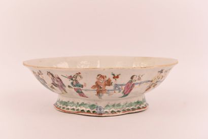 CHINA. 17th-19th century. Porcelain bowl...