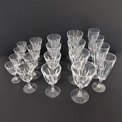 Set of stemmed glasses including :
7 Flutes...