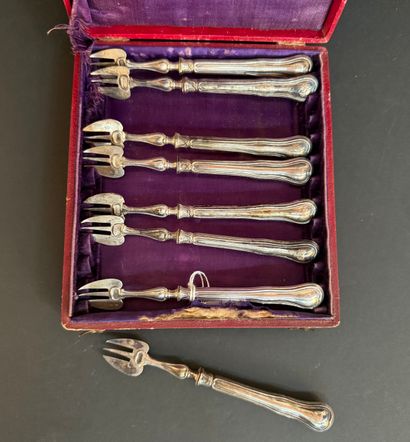 SILVER. Set of 8 silver oyster forks. N°26016-65.
In...