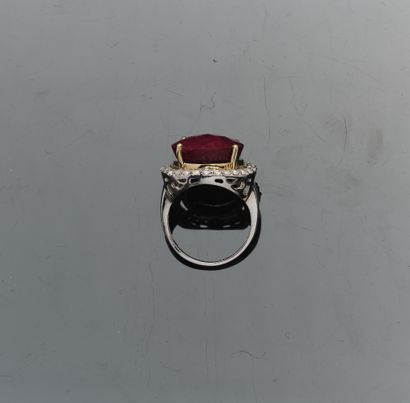 800°°° silver cocktail ring set with a claw-set...