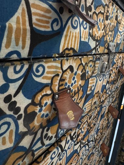 MOYNAT 
Rare cabin trunk forming a dressing...