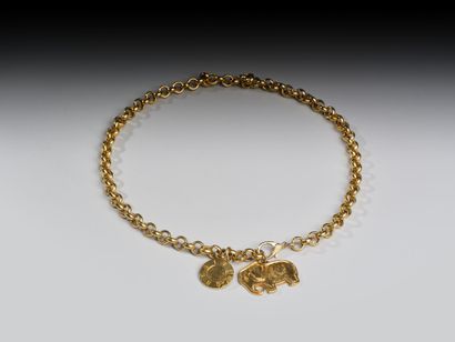 GIVENCHY
Gold-plated, wide-link belt chain...