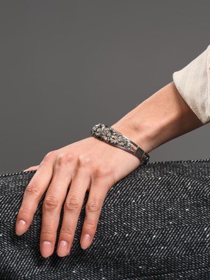 Bracelet jonc en argent (poinçon : tête de...