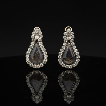Paire de pendants d'oreilles en or jaune...