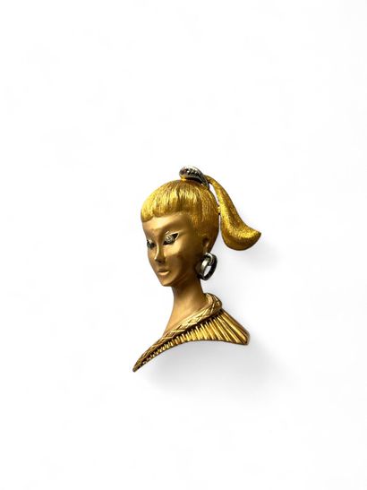 Brooch in 18K (750°°°) yellow gold featuring...