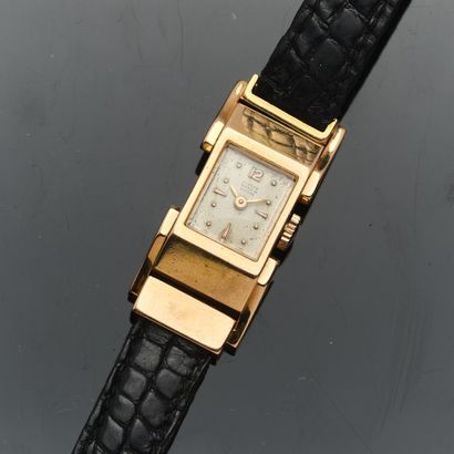 ULYSSE NARDIN
Montre de dame tank en or jaune...