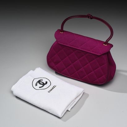 CHANEL
Circa 1980.
Charming bag in wool jersey...