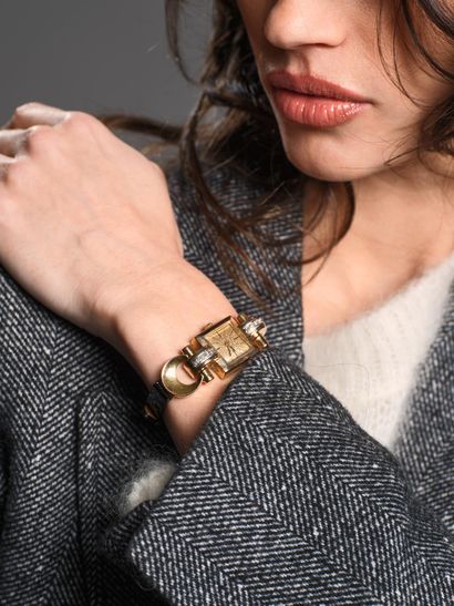 Montre de dame tank en or jaune 18K (750°°°...