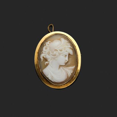 Broche ovale en or jaune 18K (750 °°°) retenant...