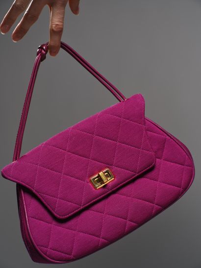 CHANEL
Circa 1980.
Charming bag in wool jersey...