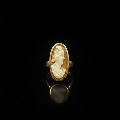 Bague en or jaune 18K (750°°°) ornée d'un...