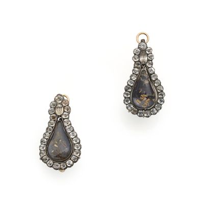 Paire de pendants d'oreilles en or jaune...