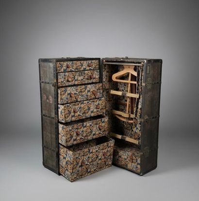MOYNAT 
Rare cabin trunk forming a dressing...