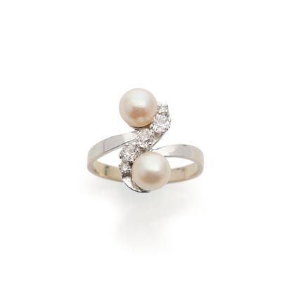 Duchess ring in 18K (750°°°) white gold set...