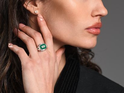 Bague de style Art Déco en or gris 18K (750°°°...