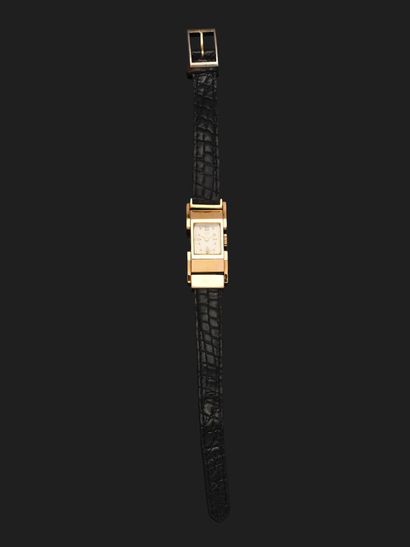 ULYSSE NARDIN
Montre de dame tank en or jaune...