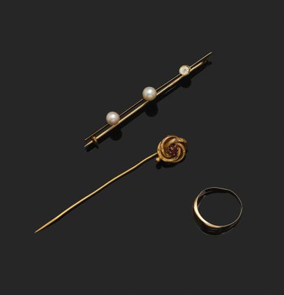 18K (750°°° - AC) yellow gold tie pin featuring...