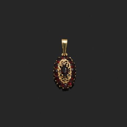 Oval pendant in 18K (750°°°) yellow gold...