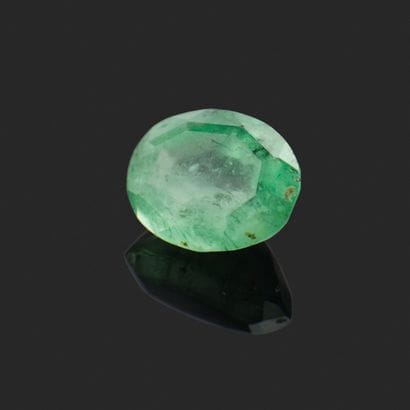 Oval emerald approx. 5.68 cts on paper with...