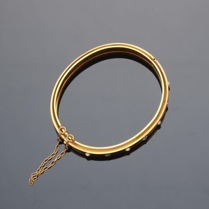 Bracelet jonc en or jaune 18K (750°°°) semi-articulé...