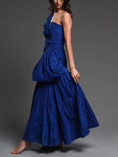 LANVIN
1980s.
Magnificent blue evening gown...