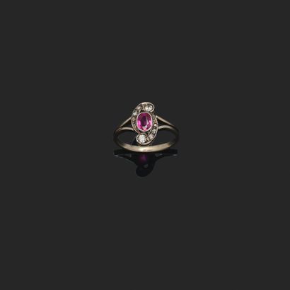 Bague marquise en or gris 18K (750°°°) ornée...