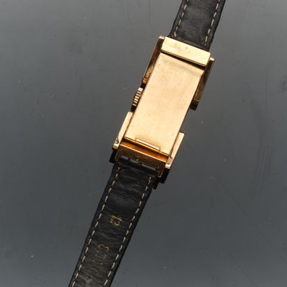 ULYSSE NARDIN
Montre de dame tank en or jaune...