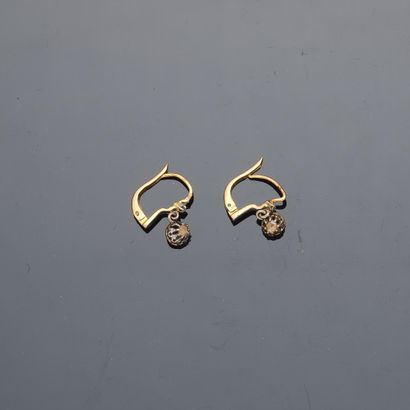Paire de petites dormeuses en or jaune 18K...