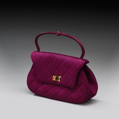 CHANEL
Circa 1980.
Charming bag in wool jersey...