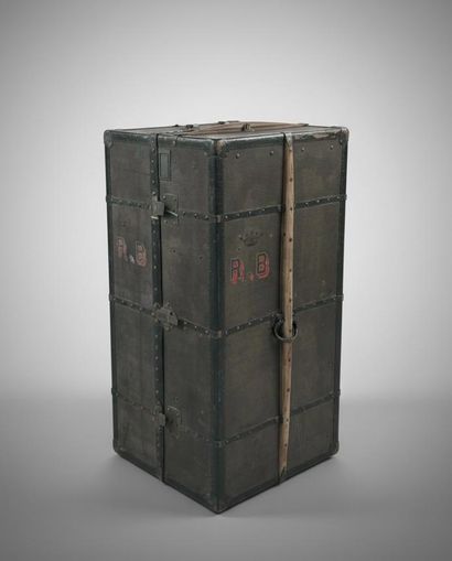 MOYNAT 
Rare cabin trunk forming a dressing...