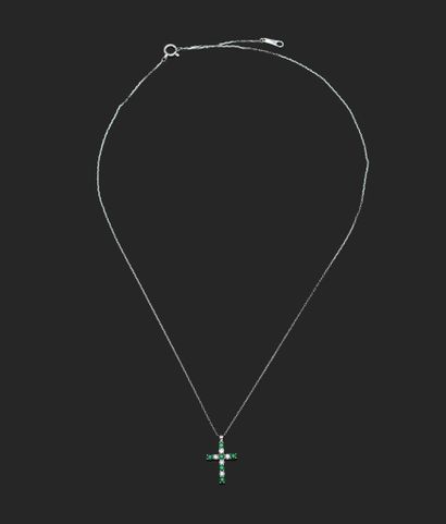 Small pendant in 18K (750°°°) white gold...