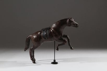 Sujet zoomorphe figurant un cheval cabré...