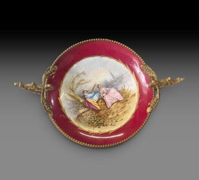 Coupe en porcelaine, monture en bronze doré...