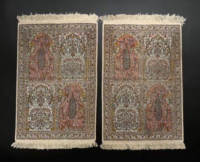 Paire de carpettes en velours de soie à décor...