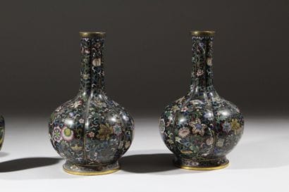 CHINE - XXème 
Paire de vases en émaux cloisonnés...