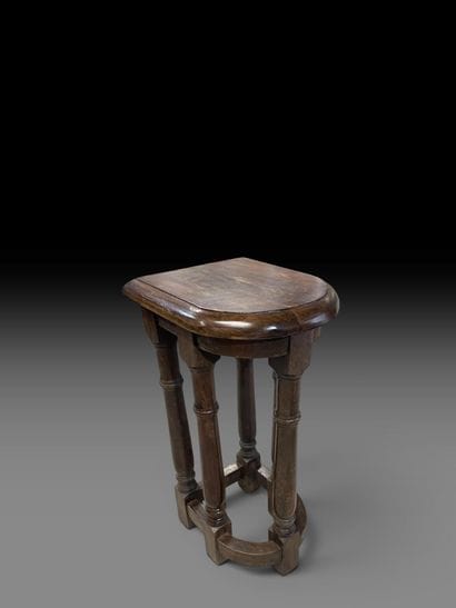 Tabouret formant sellette de forme semi circulaire...