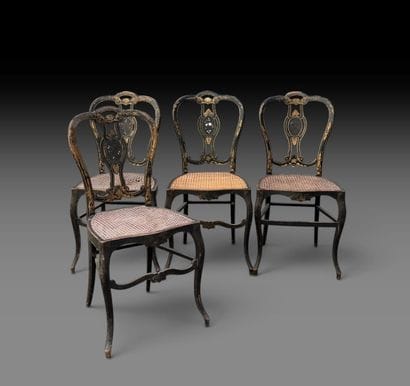 Suite de quatre chaises en bois noirci à...